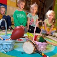 W PRACOWNI MUZYCZNYCH INSTRUMENTÓW (1)