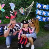 MIĘDZY NAMI PIRATAMI (1)