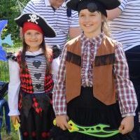 MIĘDZY NAMI PIRATAMI (2)