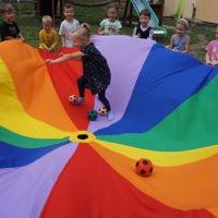 FALUJĄCA ZABAWA (9)