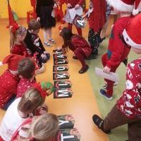 MIKOŁAJE Z RÓŻNYCH STRON ŚWIATA (20)