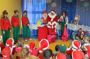 ŚWIĘTY MIKOŁAJ ODWIEDZA SEZAMKI