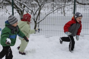 ZIMOWE IGRASZKI NA ŚNIEGU