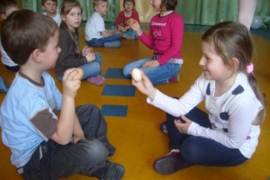 WIELKANOCNY ZAJĄCZEK ZAPRASZA DO ZABAWY