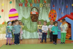 WIELKANOCNE ZABAWY Z KOGUCIKIEM