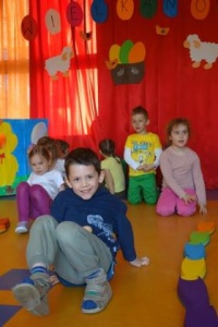 WIELKANOCNE ZABAWY Z KOGUCIKIEM