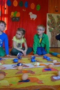 WIELKANOCNE ZABAWY Z KOGUCIKIEM