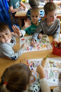 SEZAMKI SZYKUJĄ SZLACHETNĄ PACZKĘ