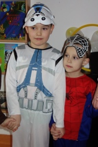 PRZEBIERAŃCY W KOSMOSIE
