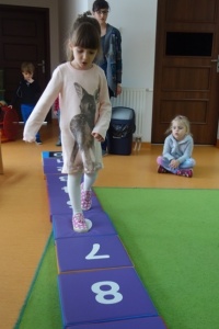 KRASNALE WKRACZAJĄ W KRAINĘ LICZB