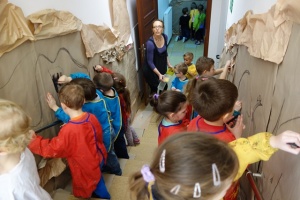 W PREHISTORYCZNEJ JASKINI